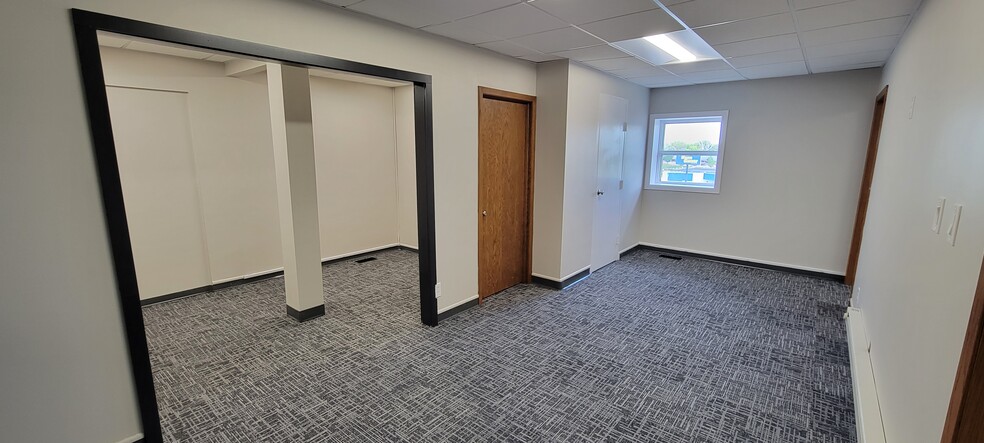 216 E Main St E, Albert Lea, MN for lease - Interior Photo - Image 3 of 11