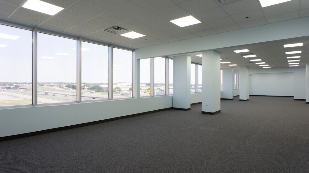 1220 W Trinity Mills Rd, Carrollton, TX for lease - Interior Photo - Image 2 of 25