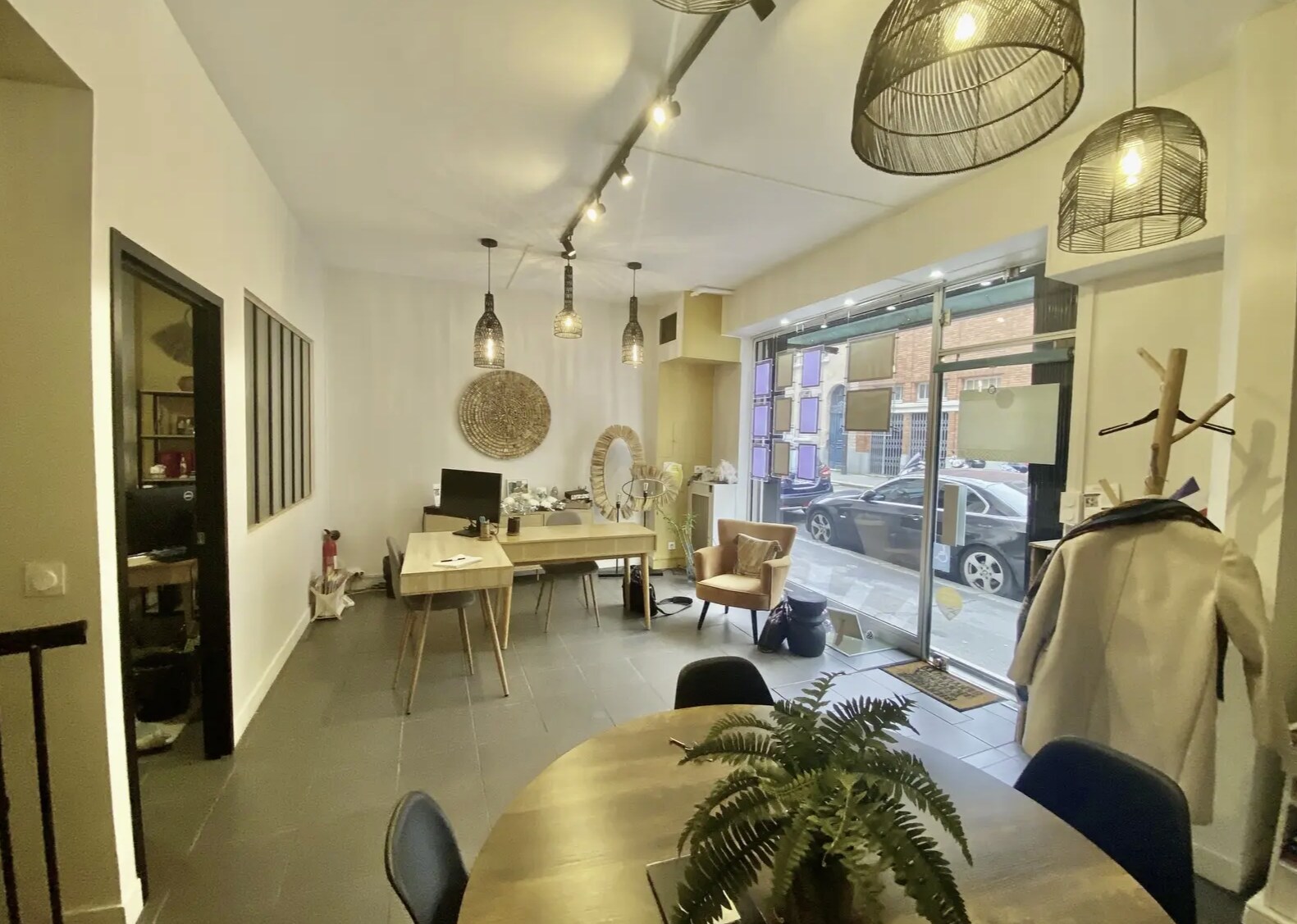 Retail in Paris for lease Interior Photo- Image 1 of 4