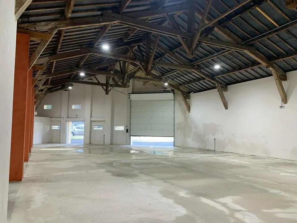Location Entrepôt 700 m² - Photo 1
