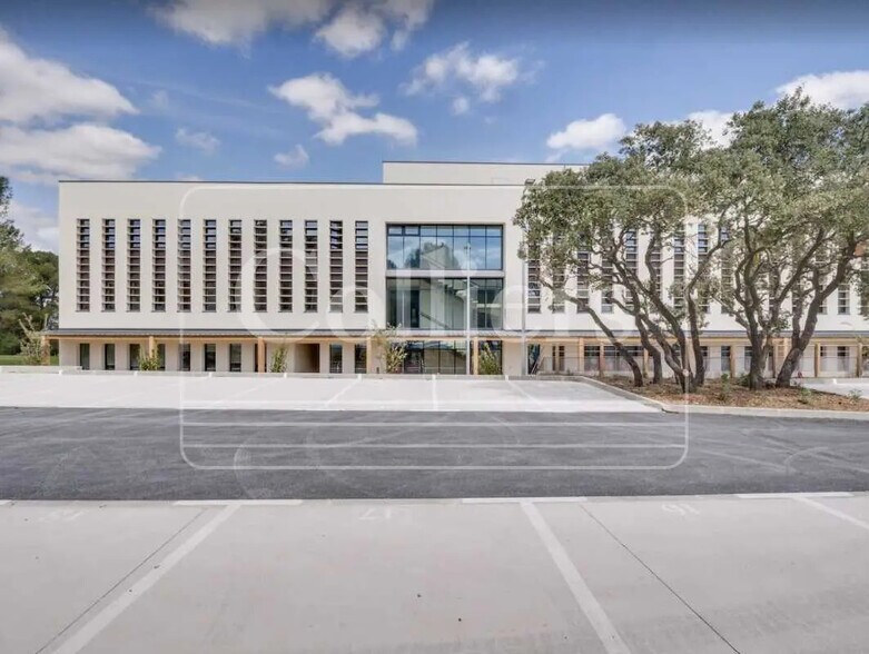 Office in for lease - Building Photo - Image 1 of 8