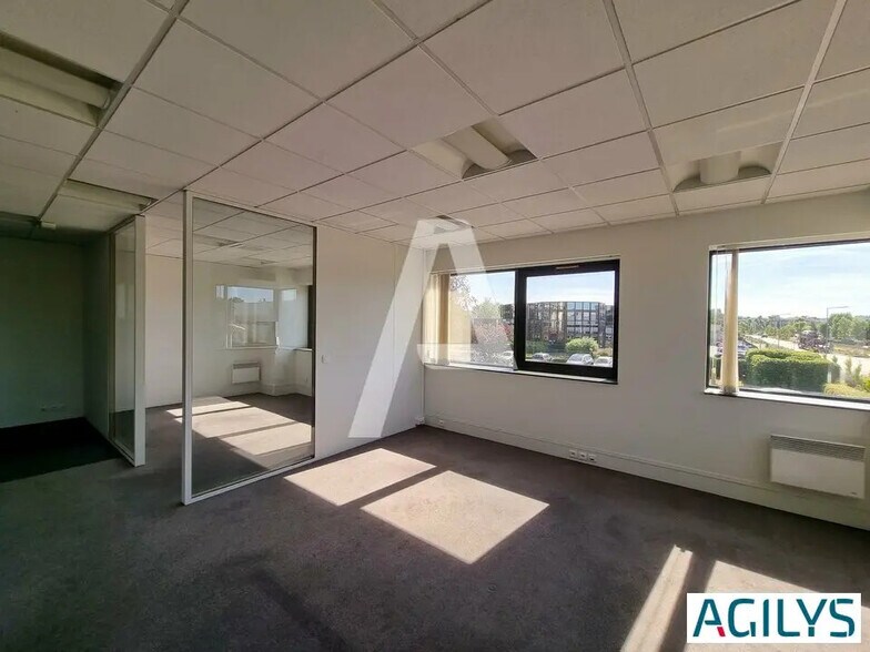 Office in Villebon-sur-Yvette for lease - Interior Photo - Image 2 of 10
