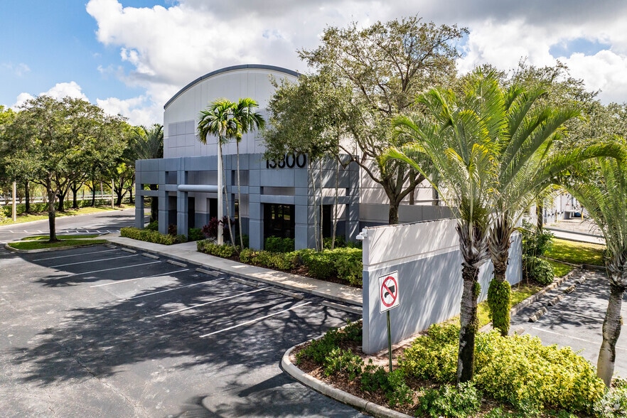 13800 NW 2nd St, Sunrise, FL for lease - Primary Photo - Image 1 of 4