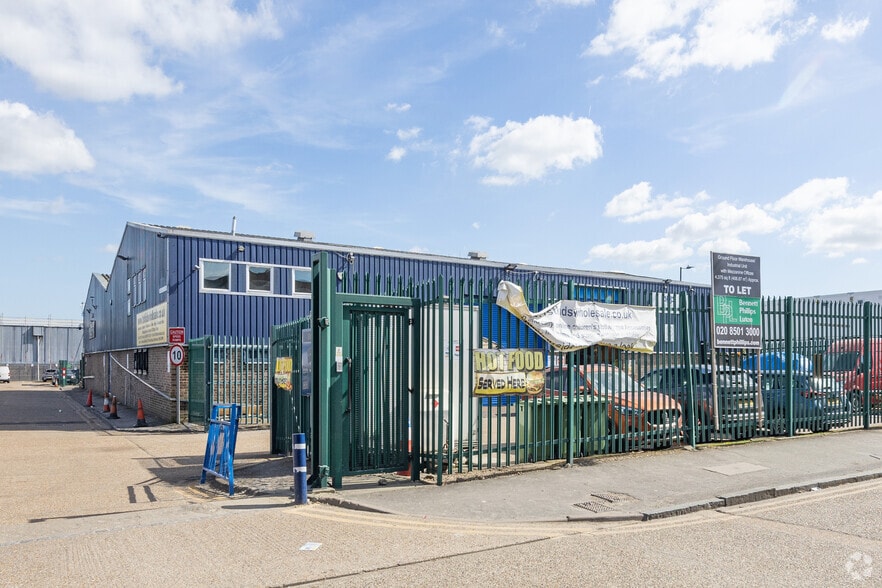 Manchester Way, Dagenham for lease - Primary Photo - Image 1 of 2