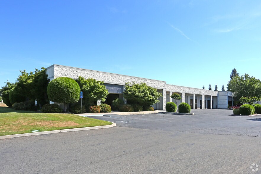 2720 N Grove Industrial Dr, Fresno, CA for lease - Primary Photo - Image 2 of 6