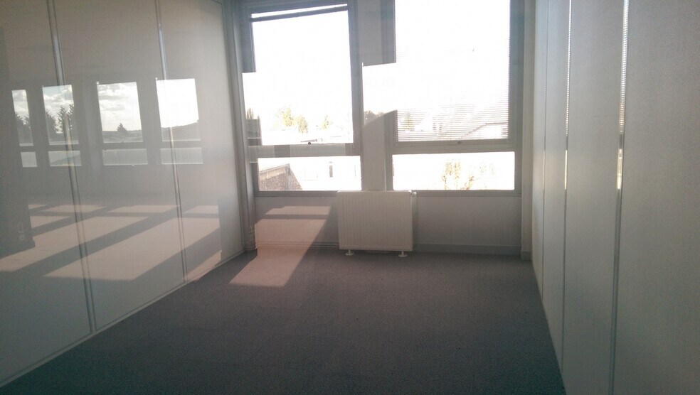 5 Avenue Georges Bataille, Le Plessis-Belleville for lease - Interior Photo - Image 2 of 9