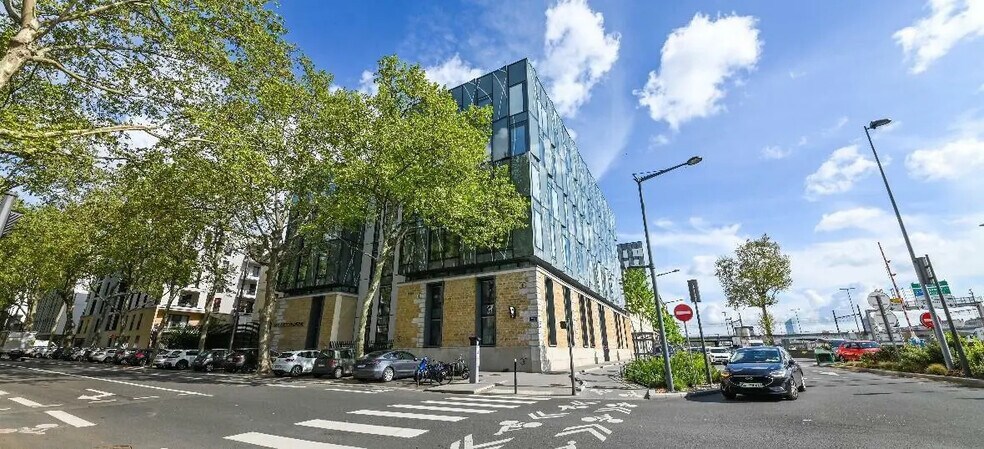 Office in Lyon for lease - Building Photo - Image 2 of 45