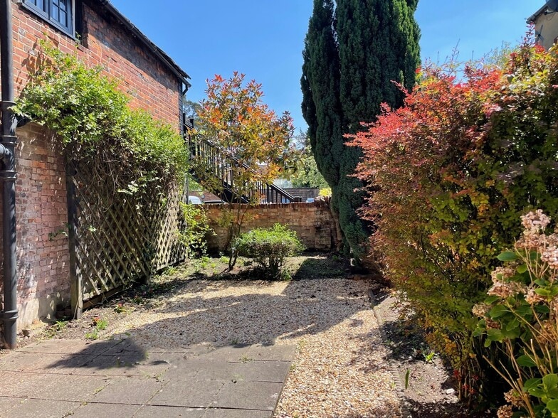 16 Wycombe End, Beaconsfield for lease - Building Photo - Image 3 of 7