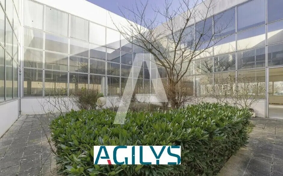 Flex in Les Ulis for lease - Building Photo - Image 2 of 7