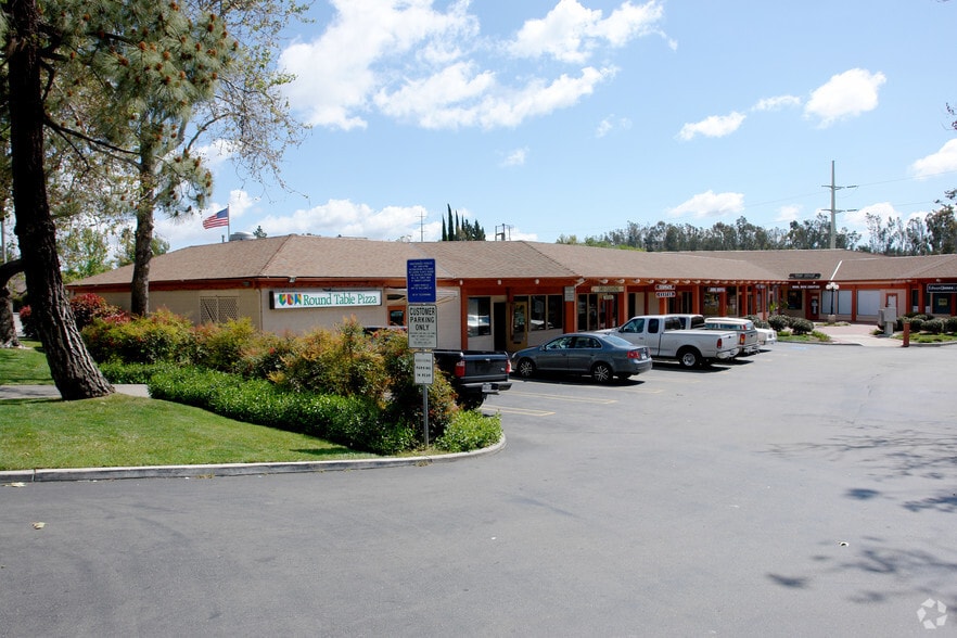 555 W Country Club Ln, Escondido, CA for lease - Building Photo - Image 2 of 3