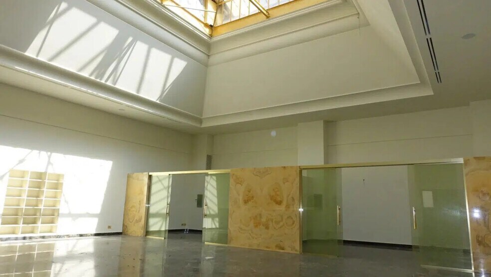 Retail in Cannes for lease - Interior Photo - Image 3 of 7