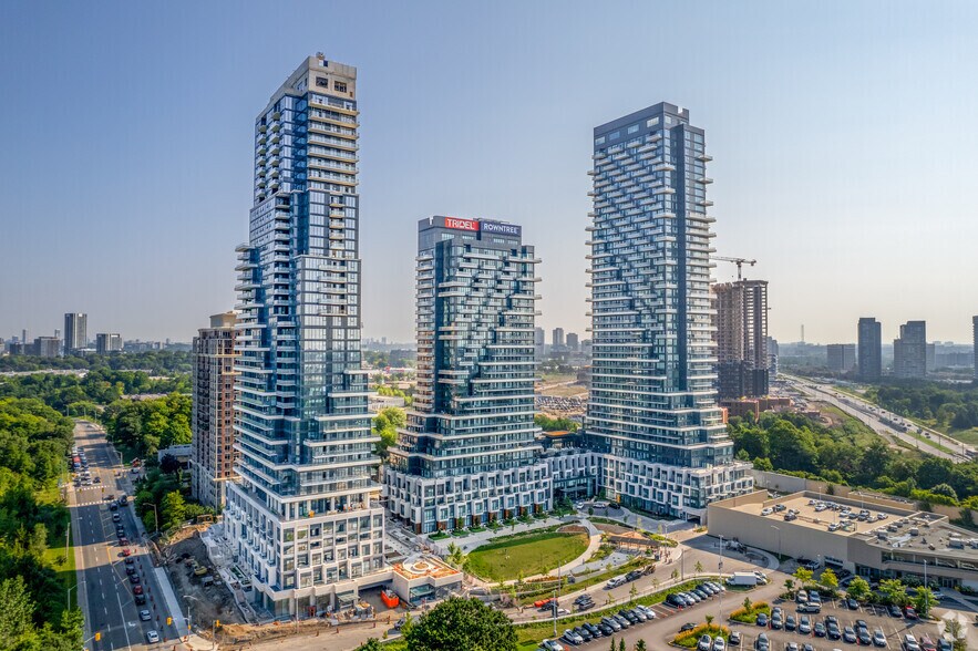 12 Inn On The Park Dr, Toronto, ON for sale - Building Photo - Image 2 of 4