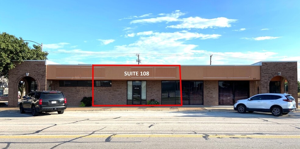 217 W Main St, Grand Prairie, TX for lease - Building Photo - Image 2 of 11