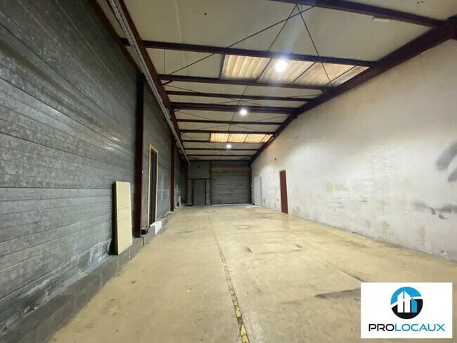 Location Entrepôt 150 m²