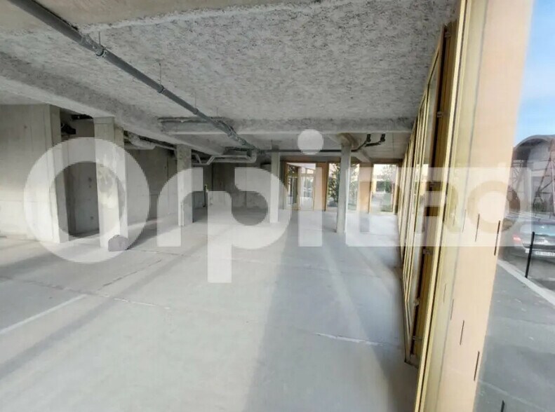 Retail in Bordeaux for lease - Interior Photo - Image 2 of 5