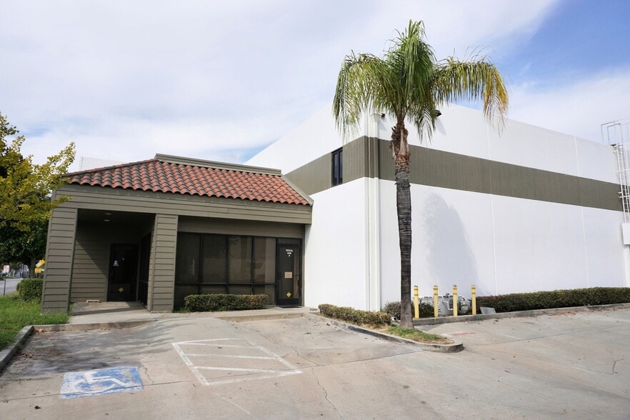 421 Commercial Way, La Habra, CA for lease - Building Photo - Image 3 of 5