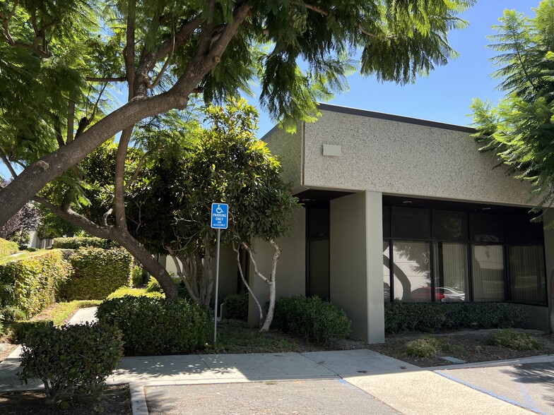 725 E Cochran St, Simi Valley, CA for lease - Building Photo - Image 1 of 3