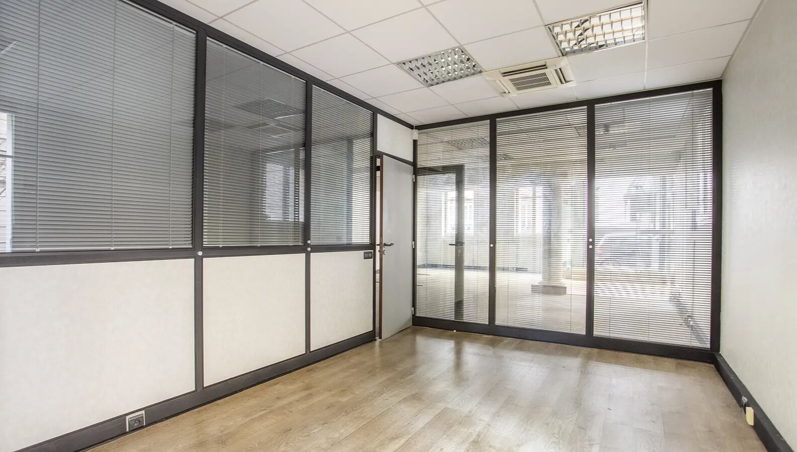 Office in Paris for lease Interior Photo- Image 1 of 10