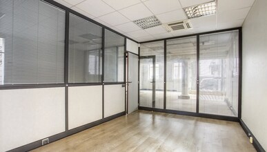 Office in Paris for lease Interior Photo- Image 1 of 10