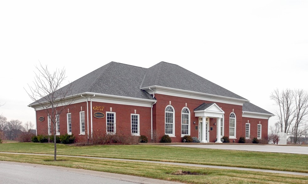 6857 Stonegate Dr, Zionsville, IN 46077