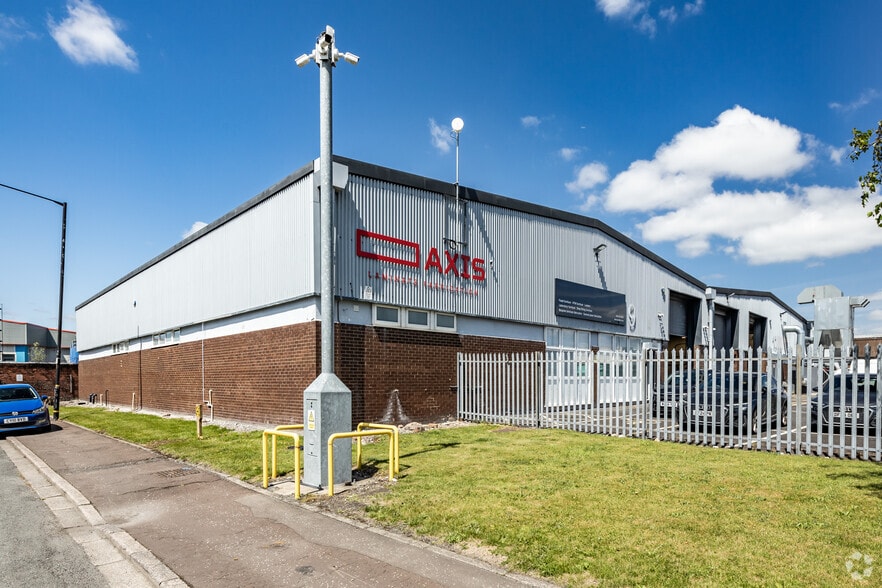 Severnside Trading Estate, Textilose Rd, Manchester for lease - Building Photo - Image 1 of 15