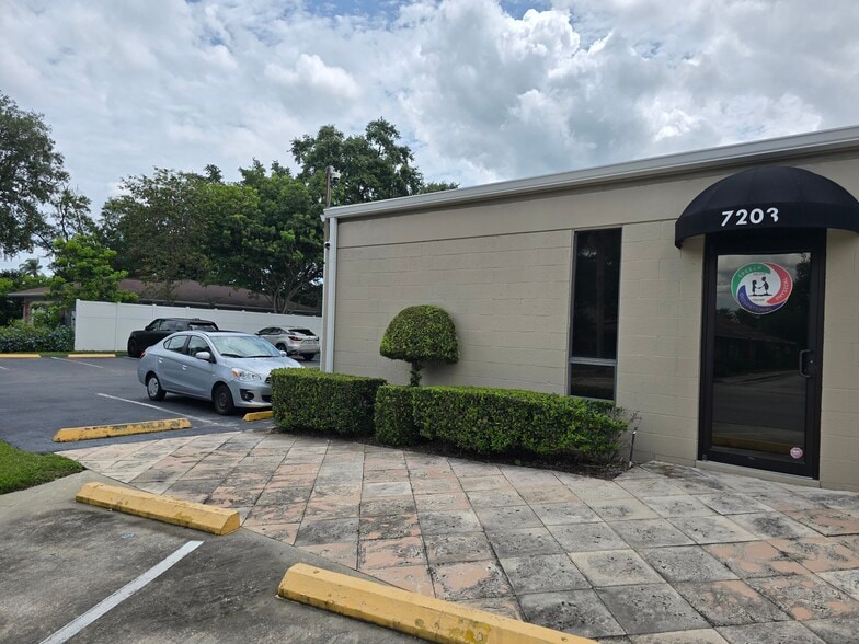 7201-7205 Aloma Ave, Winter Park, FL for lease - Building Photo - Image 2 of 11