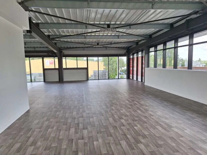 Retail in Artigues-près-Bordeaux for lease - Building Photo - Image 2 of 11