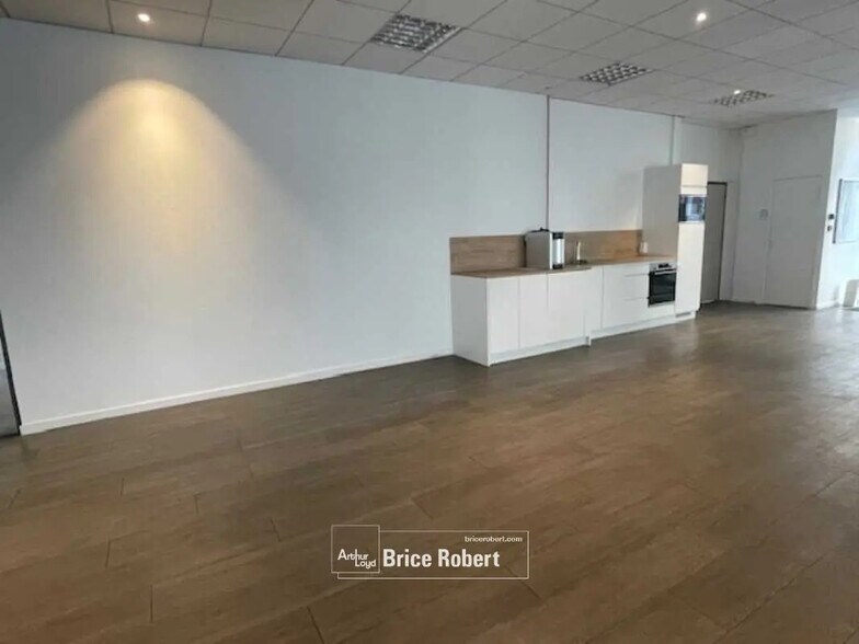 Office in Lyon for lease - Interior Photo - Image 3 of 8