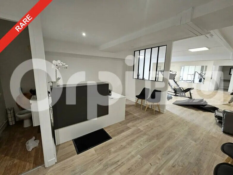 Retail in Melun for lease - Interior Photo - Image 1 of 8