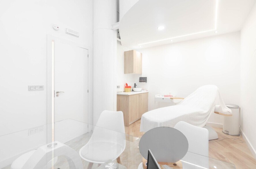 Retail in Oviedo, Asturias for lease - Interior Photo - Image 1 of 30