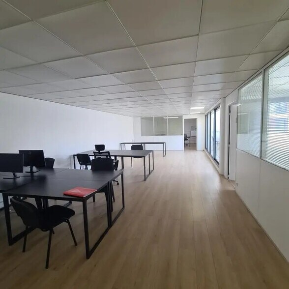 Office in Clichy for lease - Building Photo - Image 2 of 8