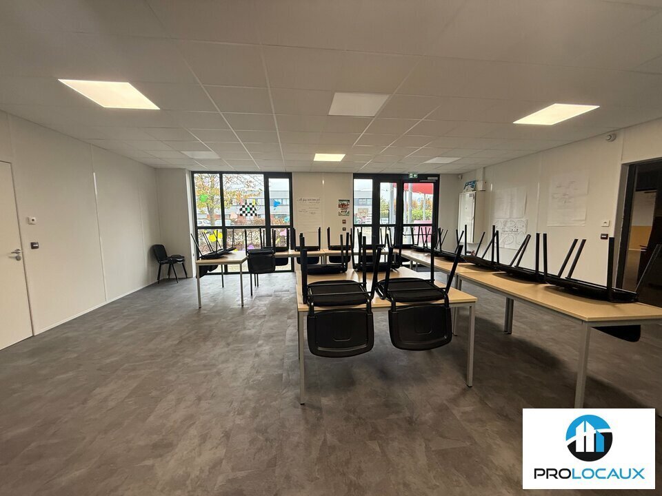 Office in Beauvais for lease Interior Photo- Image 1 of 13