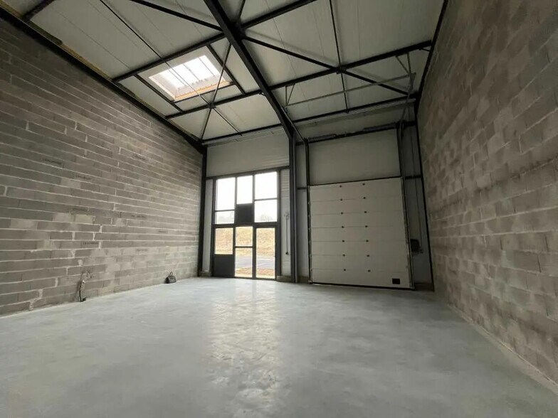 161 Allée Des Peupliers, Trévoux for lease - Interior Photo - Image 3 of 9