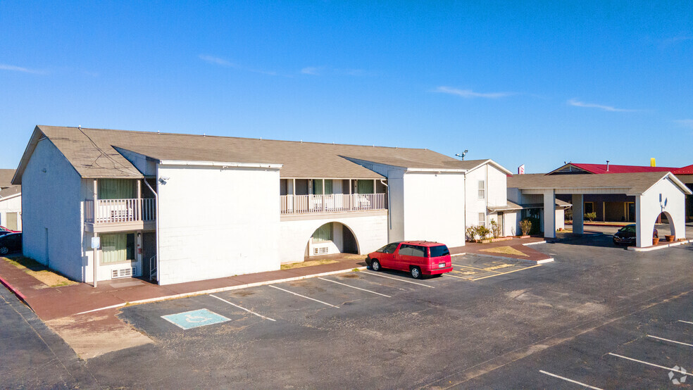 4601 SW 3rd St, Oklahoma City, OK for sale - Building Photo - Image 3 of 11