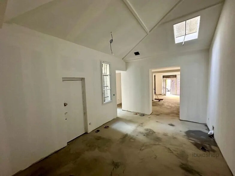 Retail in Paris for lease - Interior Photo - Image 1 of 4