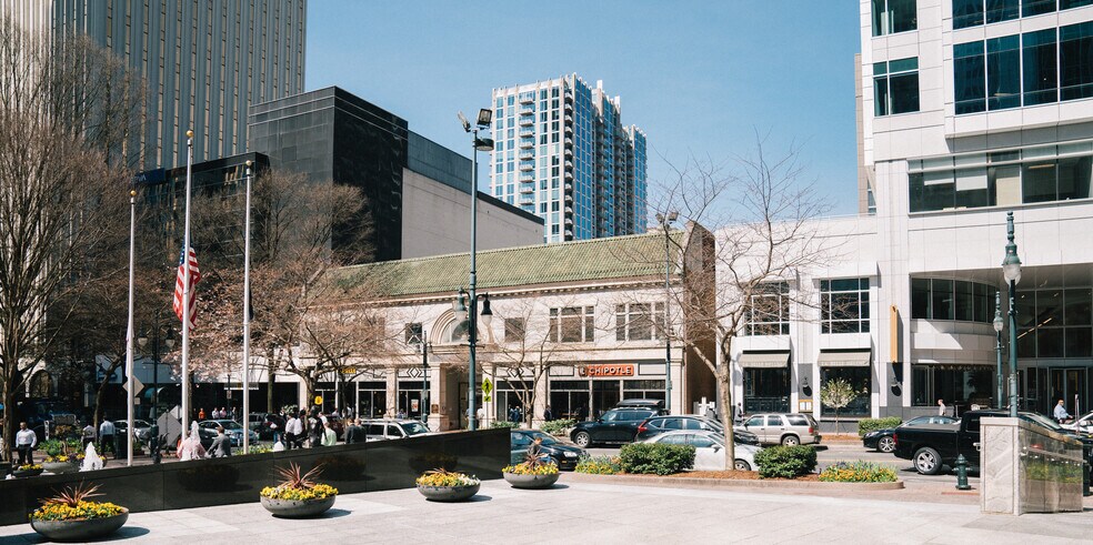 316-324 S Tryon St, Charlotte, NC for lease - Building Photo - Image 3 of 9