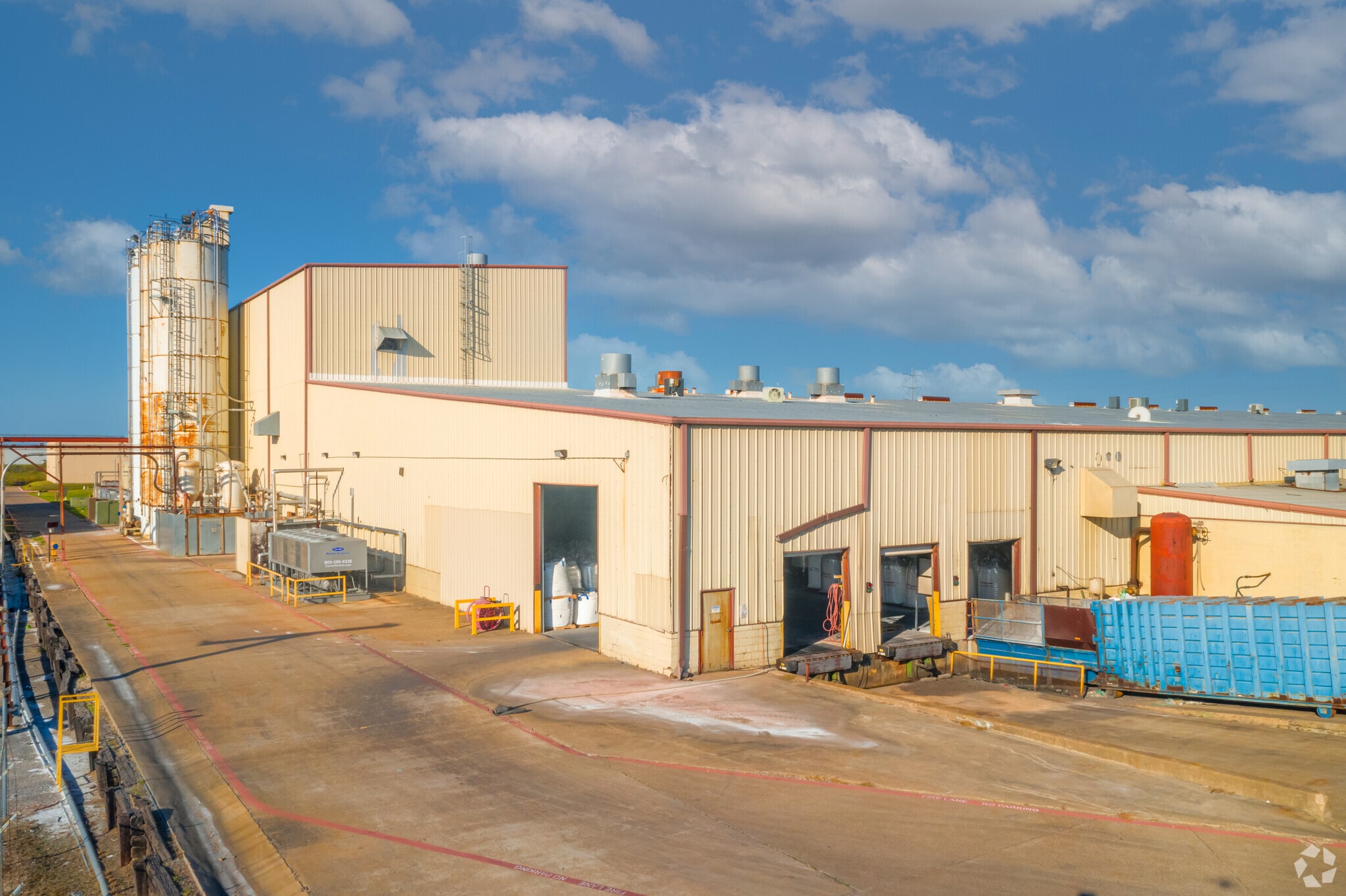 901 National Dr, Ennis, TX 75119