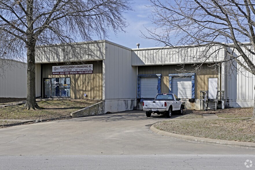 1901 Town West Dr, Rogers, AR 72756