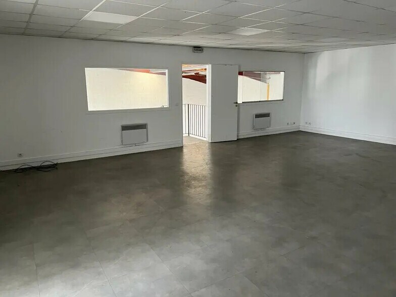 Flex in Quincy-Voisins for lease - Interior Photo - Image 3 of 4