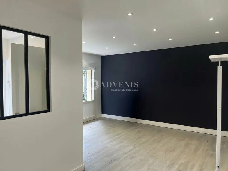 Flex in Chambray-lès-Tours for lease - Interior Photo - Image 2 of 5