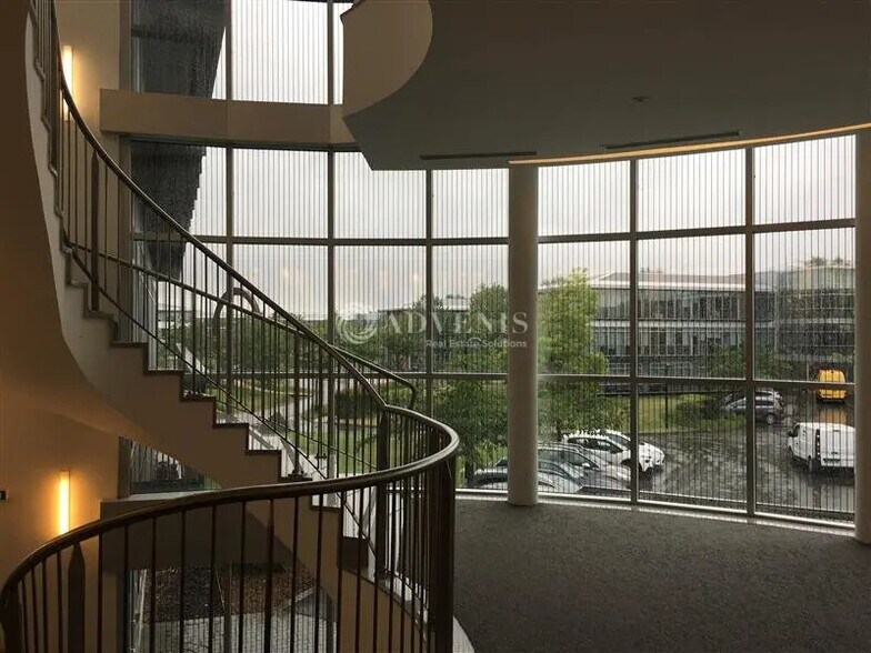 Office in Voisins-le-Bretonneux for lease - Interior Photo - Image 3 of 3