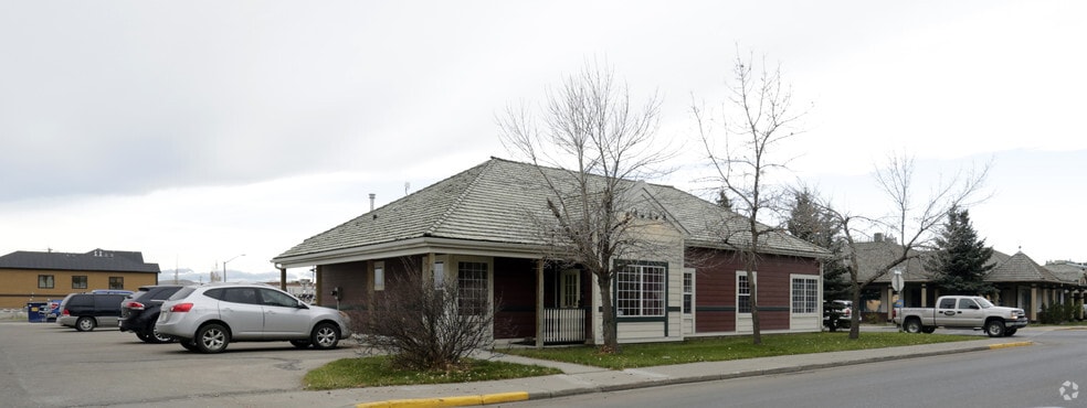 305 1st St E, Cochrane, AB for lease - Primary Photo - Image 1 of 3