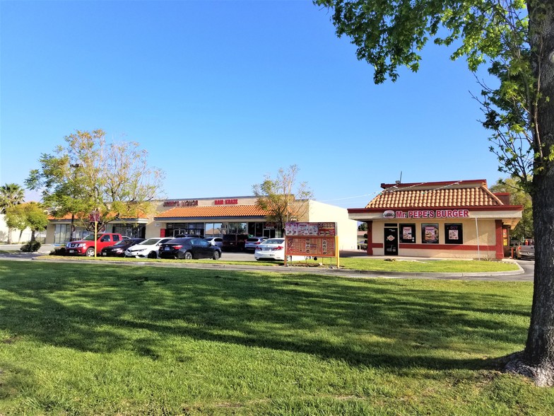 630-678 W Base Line Rd, Rialto, CA for lease - Building Photo - Image 2 of 16