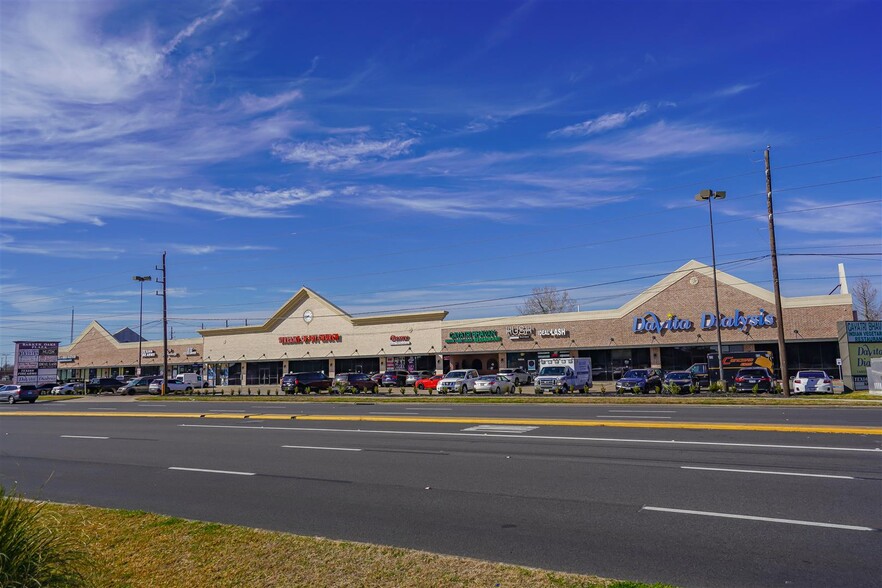 Barker Oaks Plaza - Storefront Property