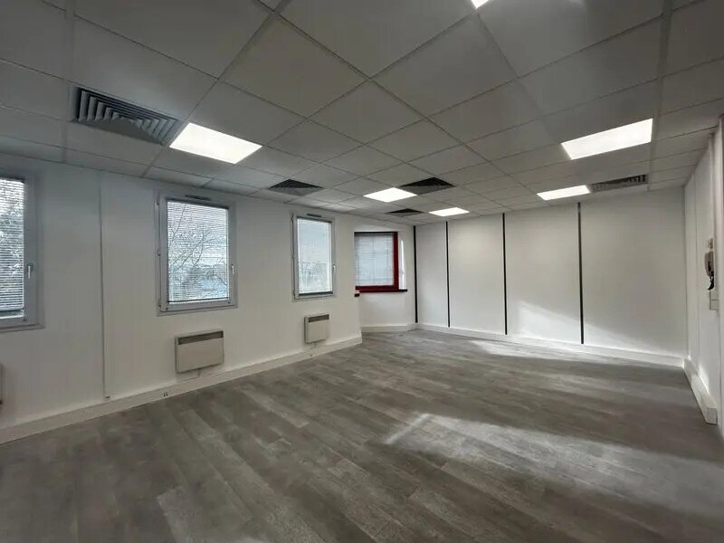 Office in Lyon for lease Interior Photo- Image 1 of 6