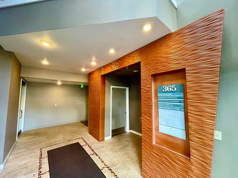 365 118th Ave SE, Bellevue, WA for sale - Interior Photo - Image 2 of 7