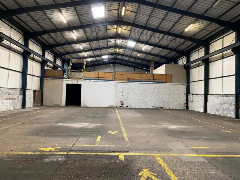 Flex in Villeneuve-la-Garenne for lease - Interior Photo - Image 3 of 4