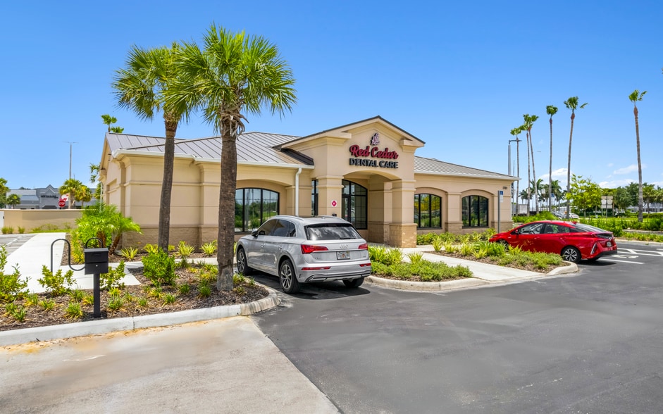 1701 Boy Scout Dr, Fort Myers, FL for sale - Building Photo - Image 1 of 4