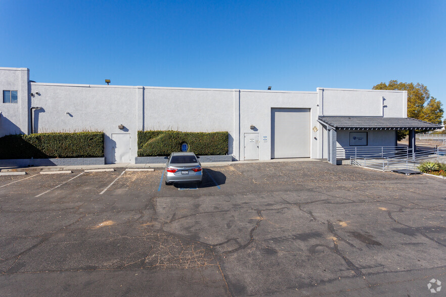 2850 E 29th St, Long Beach, CA for lease - Building Photo - Image 3 of 7