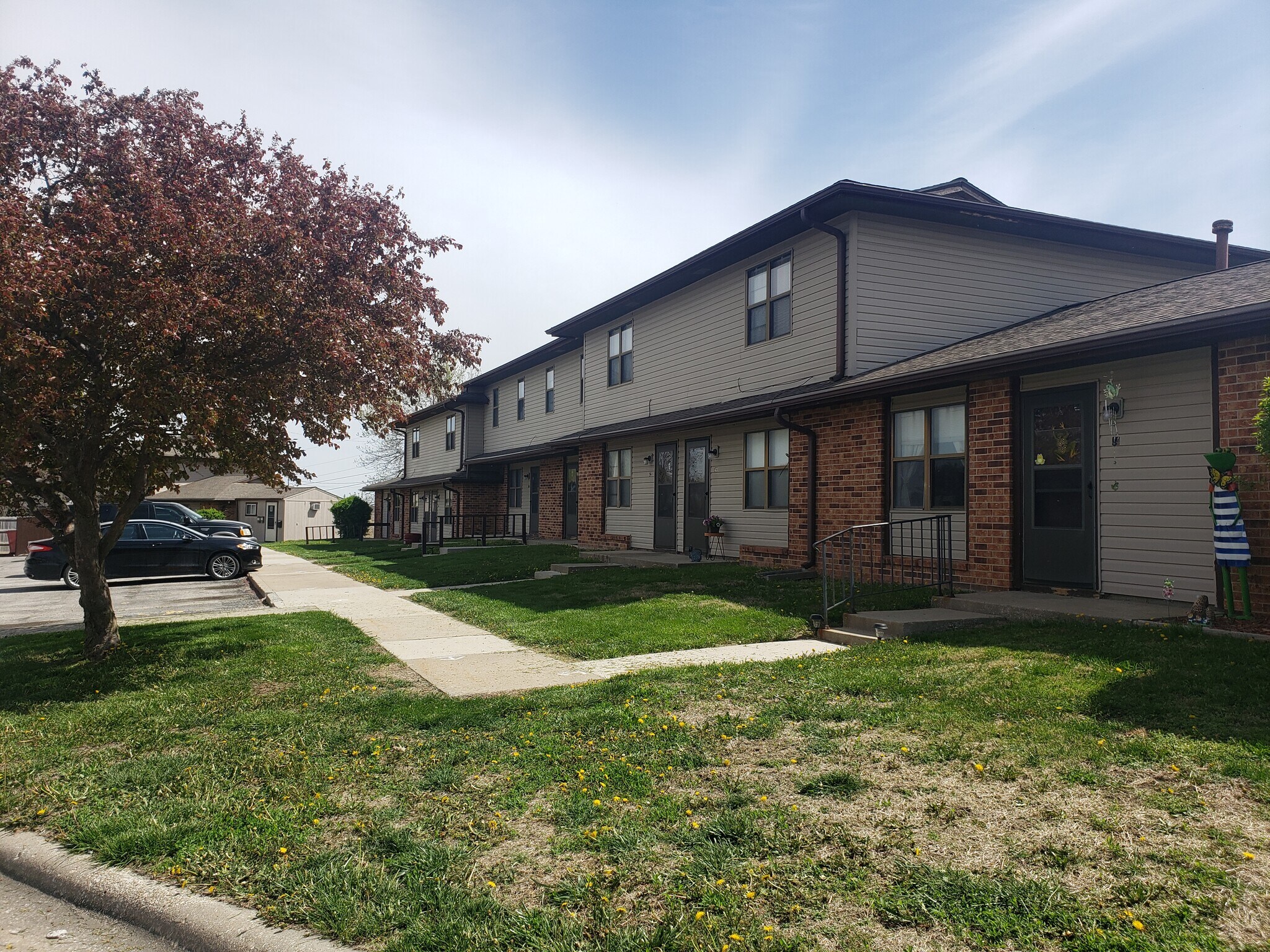 206 E Miami St, Hiawatha, KS 66434 Country View Apartments